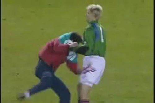 Video bóng đá: Peter Schmeichel 'dằn mặt' fan Galatasaray